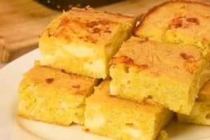 Porciones de sopa paraguaya recién hecha sobre plato blanco