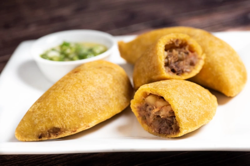plato con pasteles mandi'o o empanadas de mandioca recién hechas