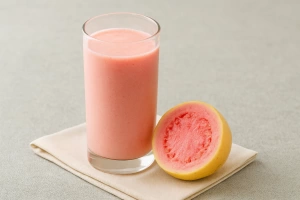 Delicioso batido de guayaba en vaso sobre mesa de madera