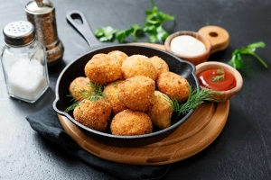 sartén con croquetas de carne