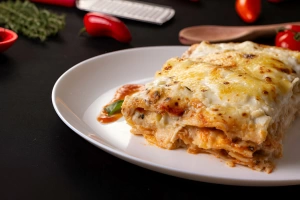 plato con lasagna